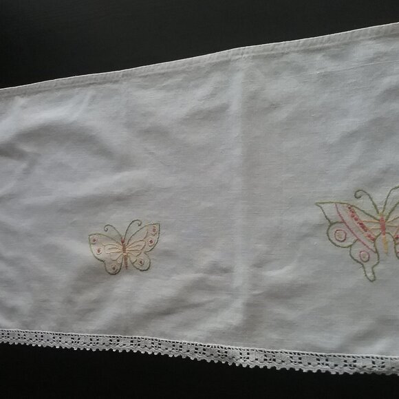 Vintage Butterfly Motif Table/Dresser Scarf - Picture 7 of 7